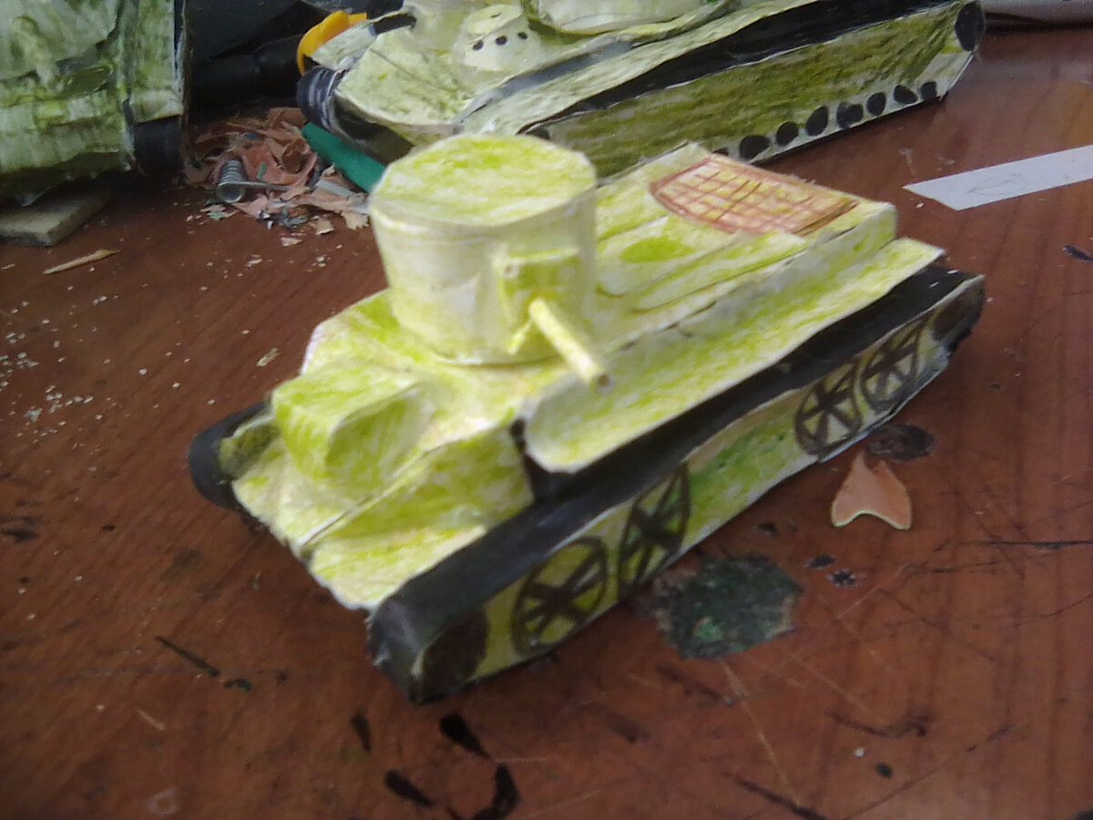 сбоку 2 под углом с поворотом башни