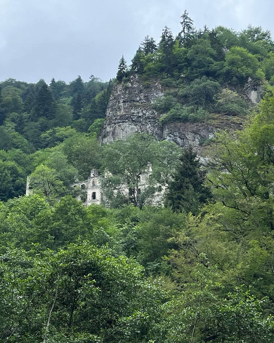 Монастырь Вазелон, вид с дороги