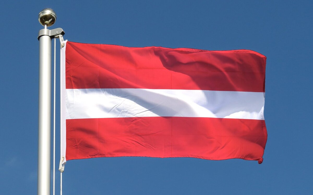 Флаг Латвии. Взято из интернета. 