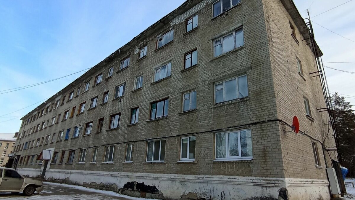     В Богандинском в старом четырёхэтажном доме замерзают люди. По информации паблика «Богандинский и точка», окна в нескольких квартирах уже покрылись инеем из-за холода.