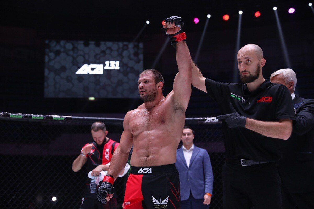 Кровь, женские бои и папаха: как в Тамбове прошёл турнир по смешанным единоборст