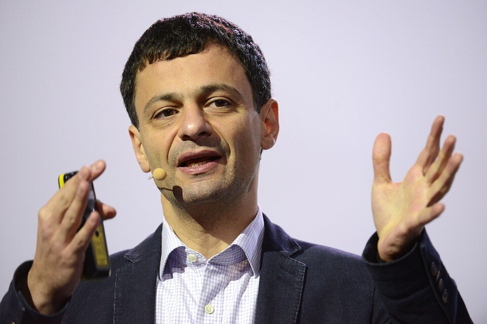     Профессор Сколтеха Артем Оганов не просто изучает кристаллы – он создал метод предсказания новых материалов. Фото: Николай Галкин/ТАСС