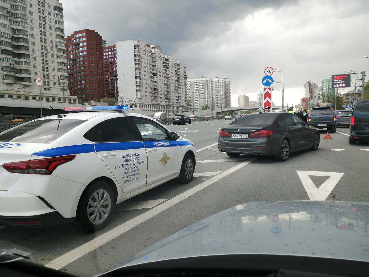     Три фразы, которыми ушлые водители безнаказанно «троллят» сотрудников ГИБДД фото АвтоВзгляд