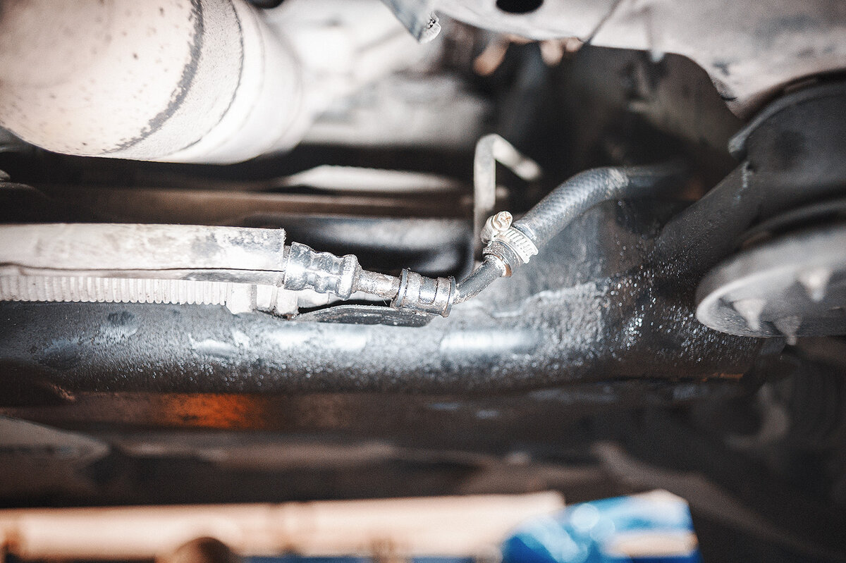 Течь жидкости гидроусилителя по подрамнику