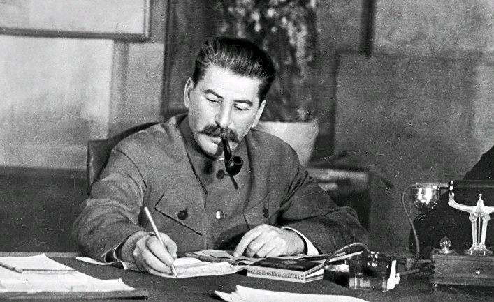 Иосиф Сталин - один из ярчайших таких примеров. Его отец был пьяницей, который частенько мог избивать маленького Сосо и его мать, да и от нее он иногда тоже очень сильно получал.  Обладая несколькими внешними дефектами был объектом постоянных насмешек и нападок сверстников. Детство Сталина нельзя назвать беззаботным.