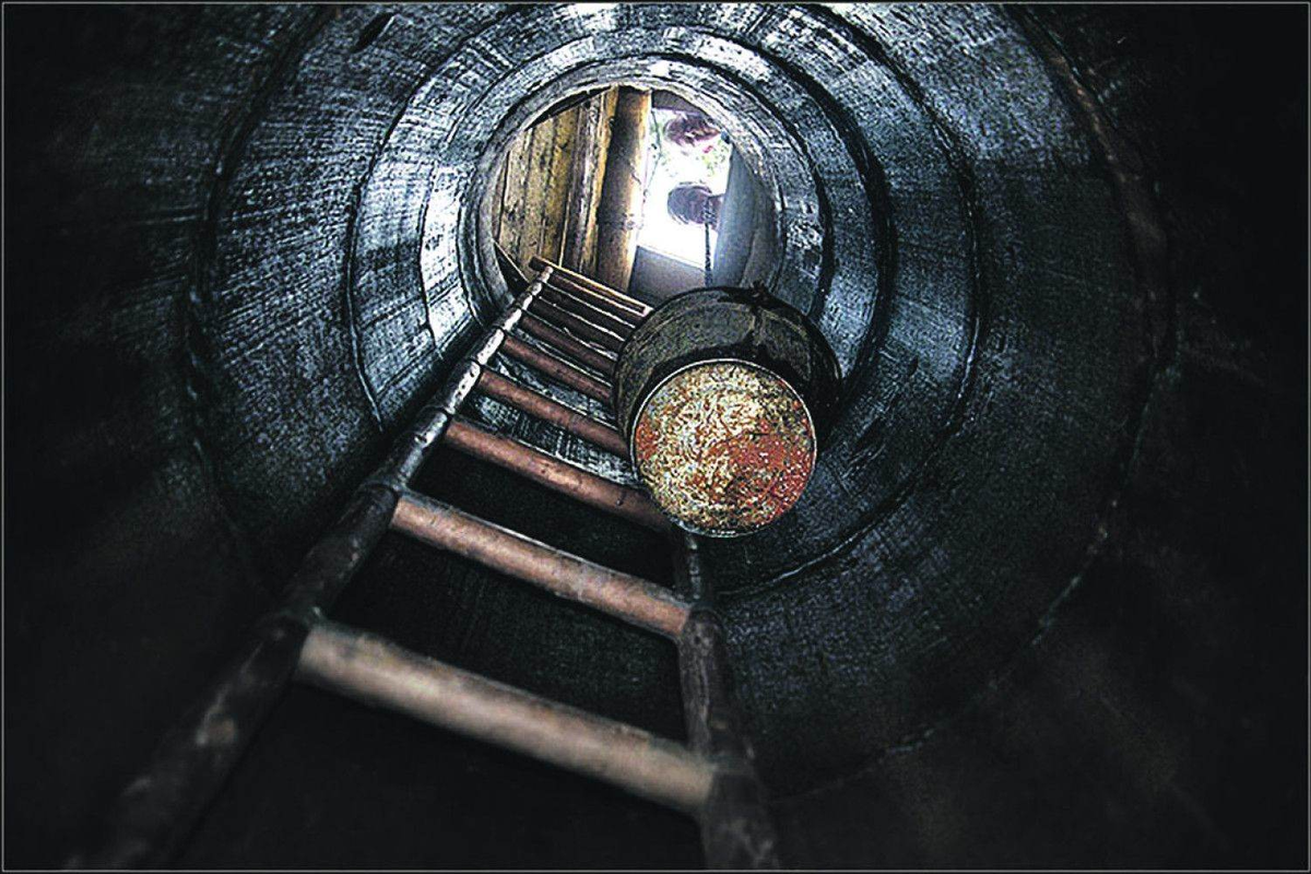 Перед тем, как выкопать колодец своими руками, необходимо определиться с местом копки. Водоносный слой под слоем почвы располагается не на одинаковой глубине. Порой перепады уровня залегания водоносного слоя, даже в пределах одного участка, достигают нескольких метров. В результате неправильного выбора места заложения колодца придётся потратить немало сил и времени на проходку этих нескольких лишних метров грунта.