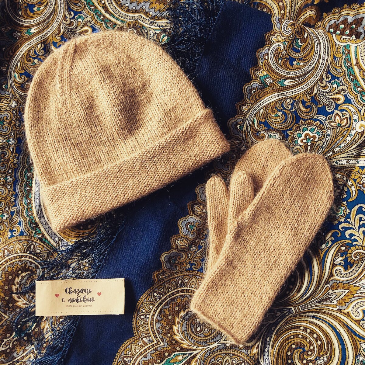 Шапка бини и базовые варежки. Фото и работа автора.