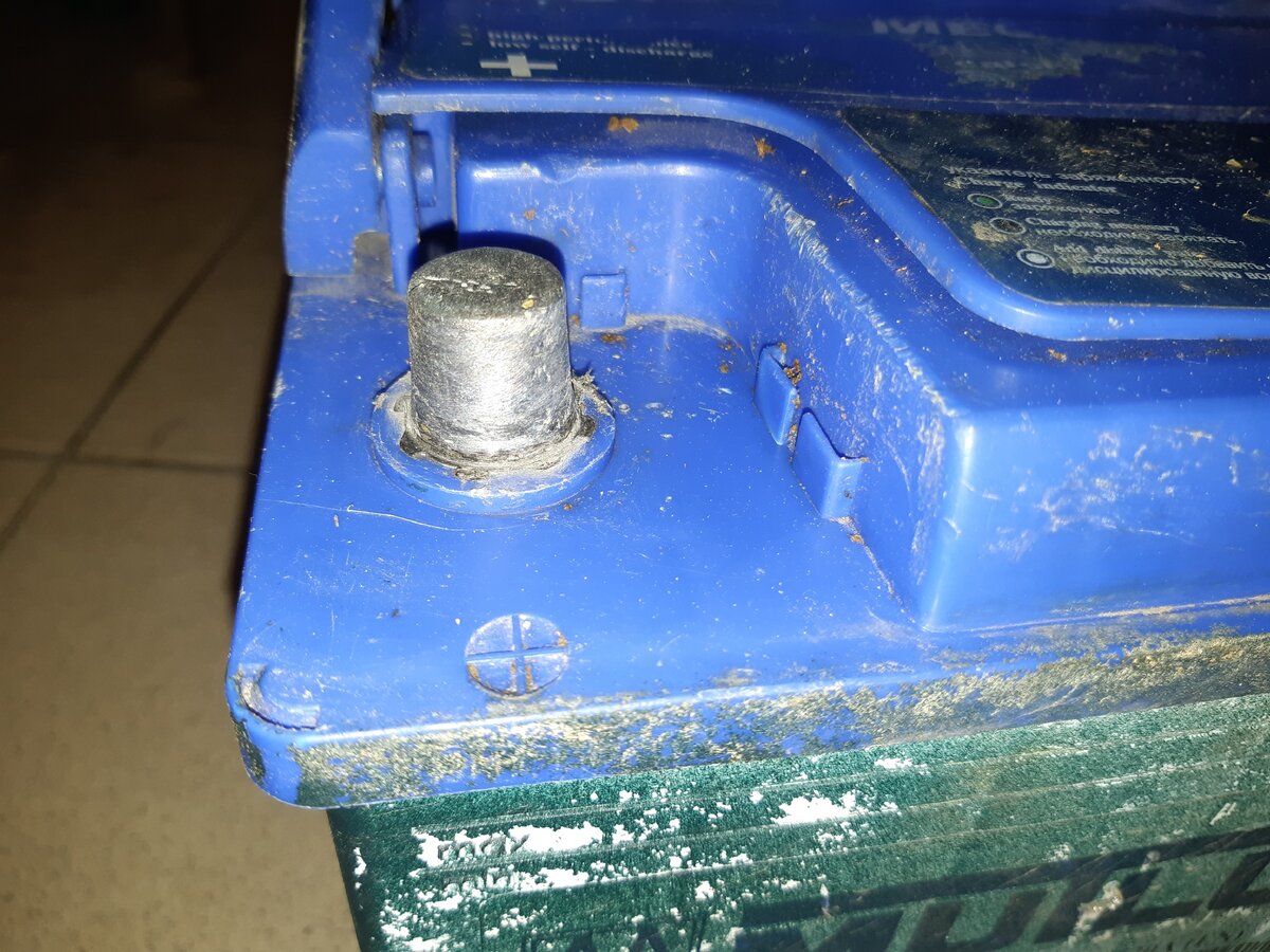 Зачищаем клеммы, и протираем верхнюю крышку