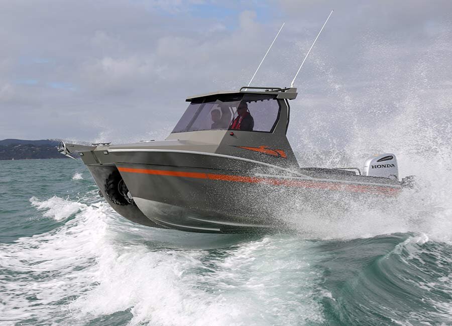 На катер амфибию Stryda 600C можно установить подвесной двигатель 200-350 л.с., который обеспечивает катамарану мягкий крейсерский ход со скоростью до 60 км/ч. 