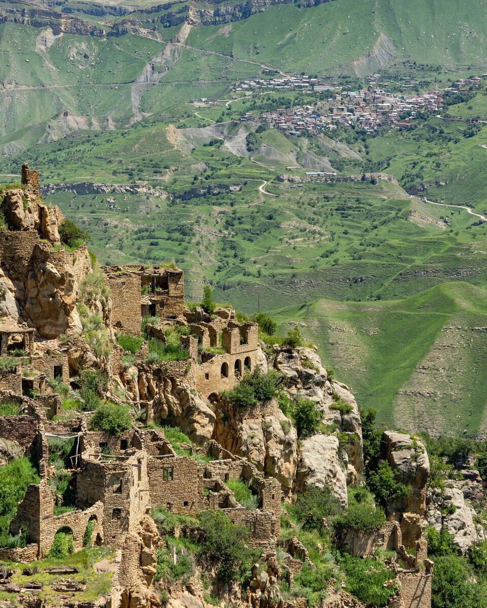 Часто стеной дома служила скала, к которой органично пристраивали еще 3