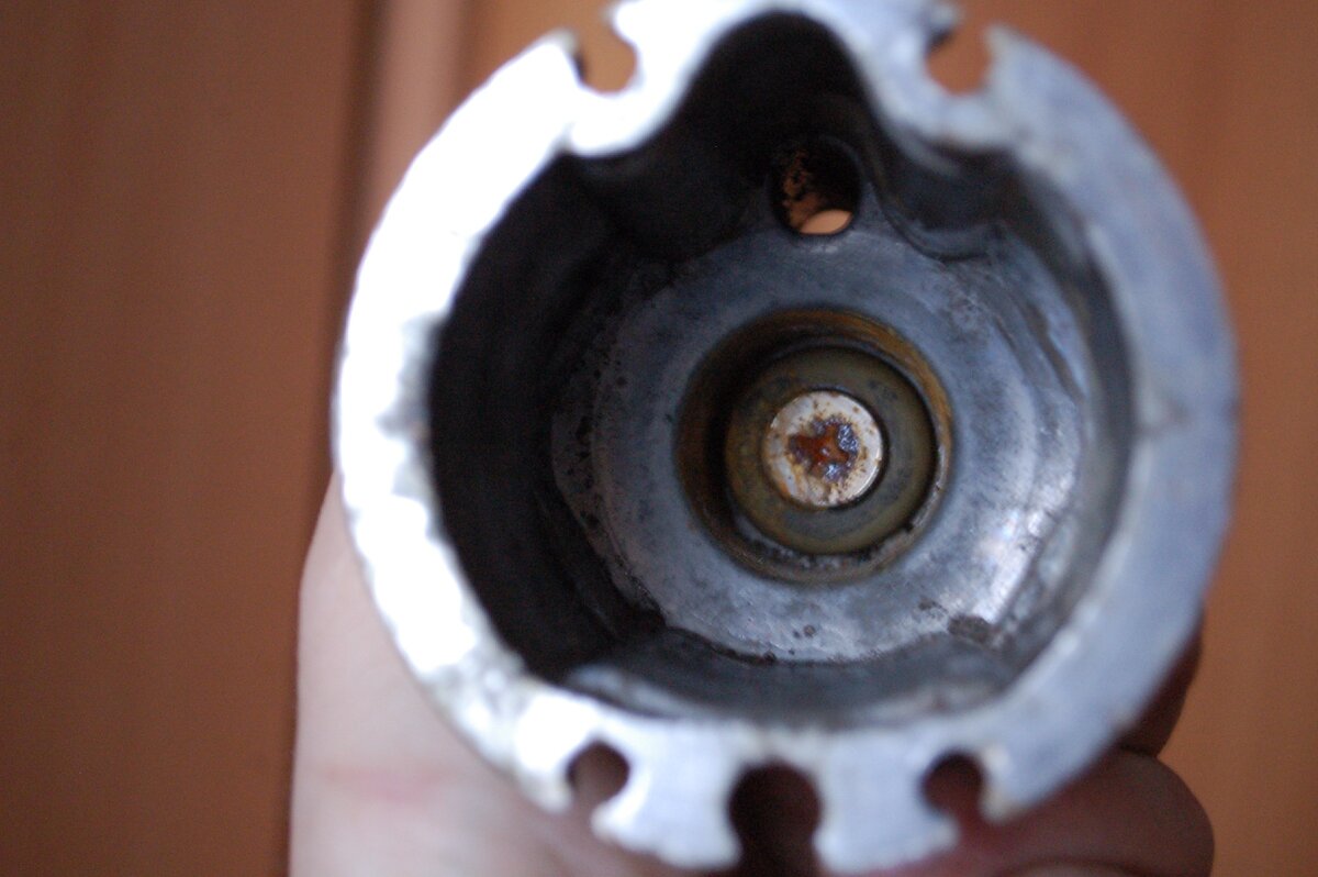 Помповый отдел - тут гуляет поршень от магнитного колебания и качает воду