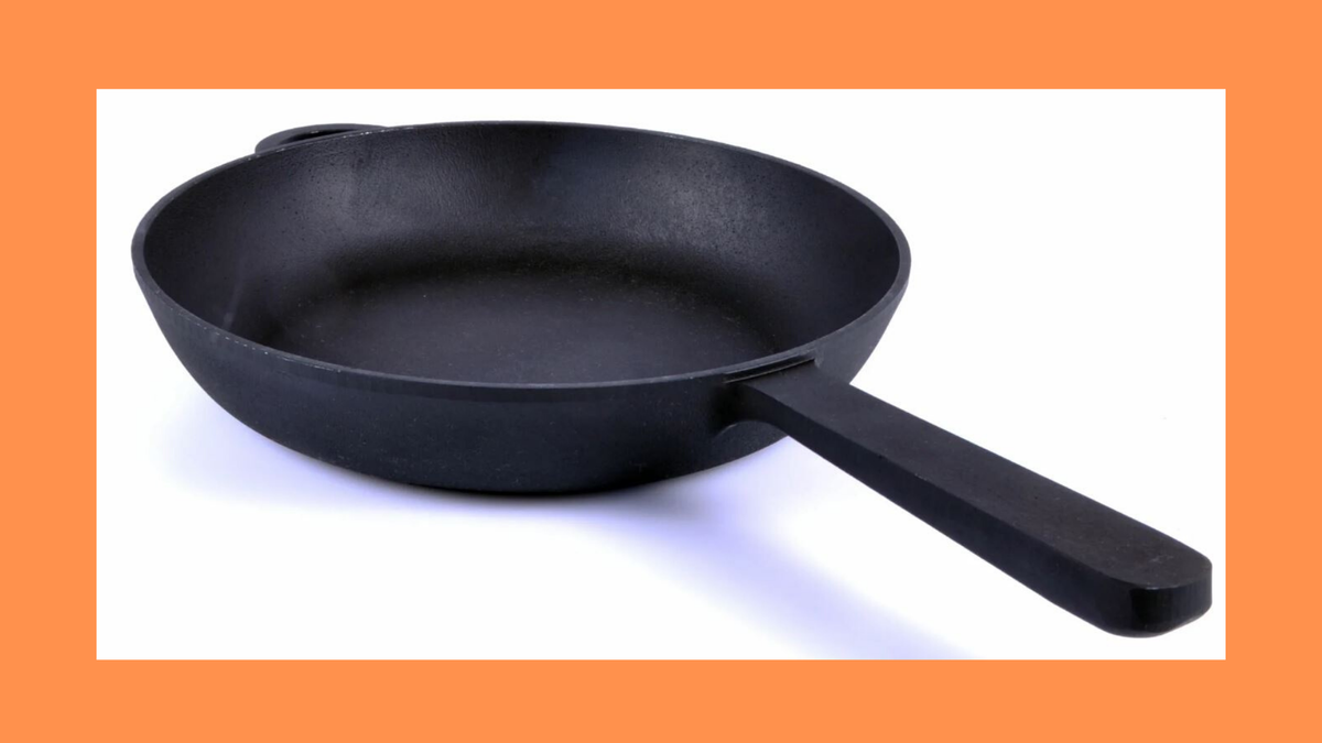 Как пользоваться чугунной. Черный диск чугунной сковородки. Обжечь чугунную сковороду с помощью газовой горелки. Как пользоваться чугунной. Давыдковский завод заря чугунная сковородка.