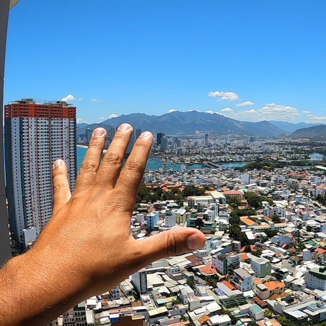 Вид из окна одной из квартир в аренду, которую мы смотрели (полный  обзор можно увидеть в видео ниже🔽)