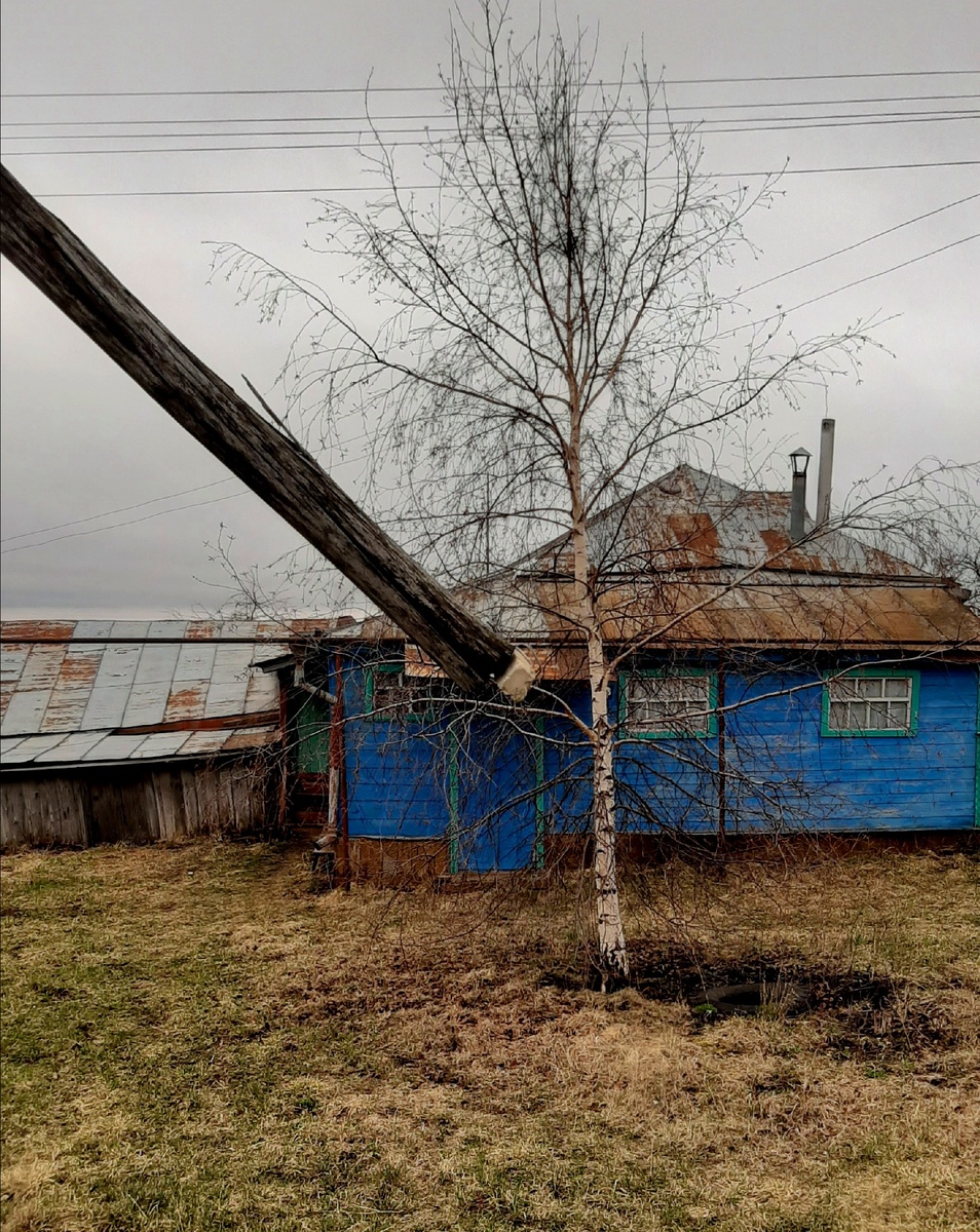 Противовес сделан из обычного кирпича + роль противовеса также выполняет толстый конец шеста (фото автора)