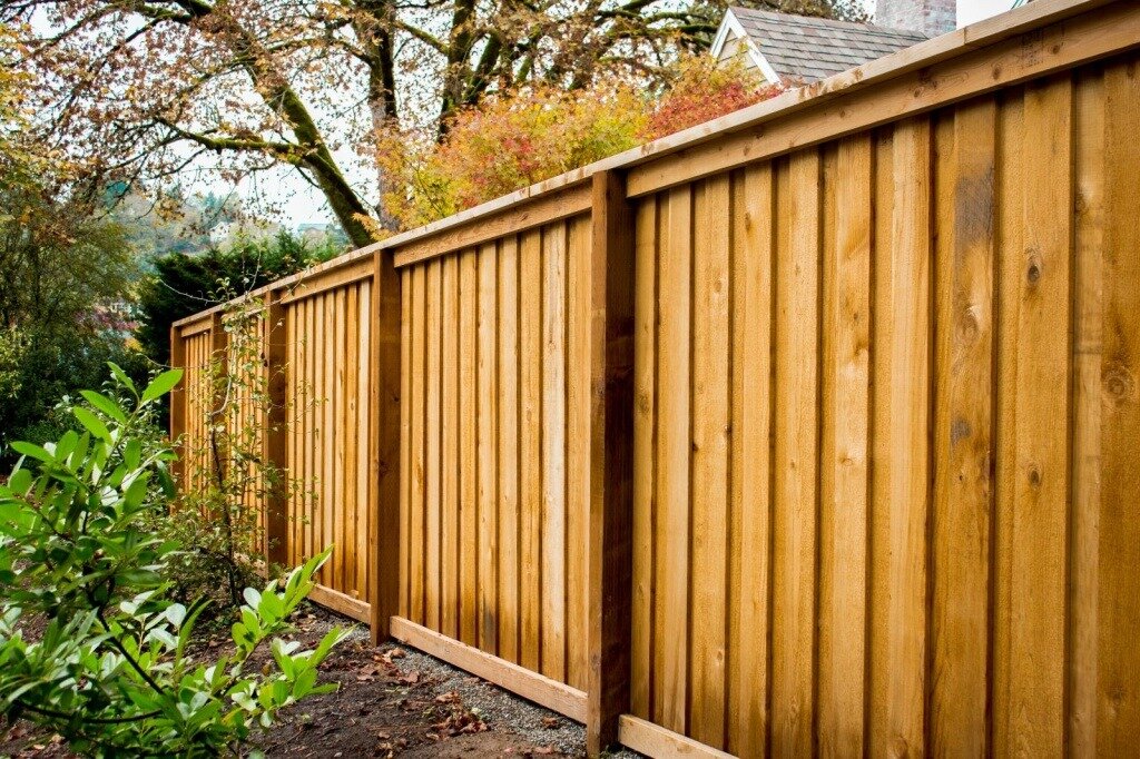 Лично для себя присматриваю деревянный забор)