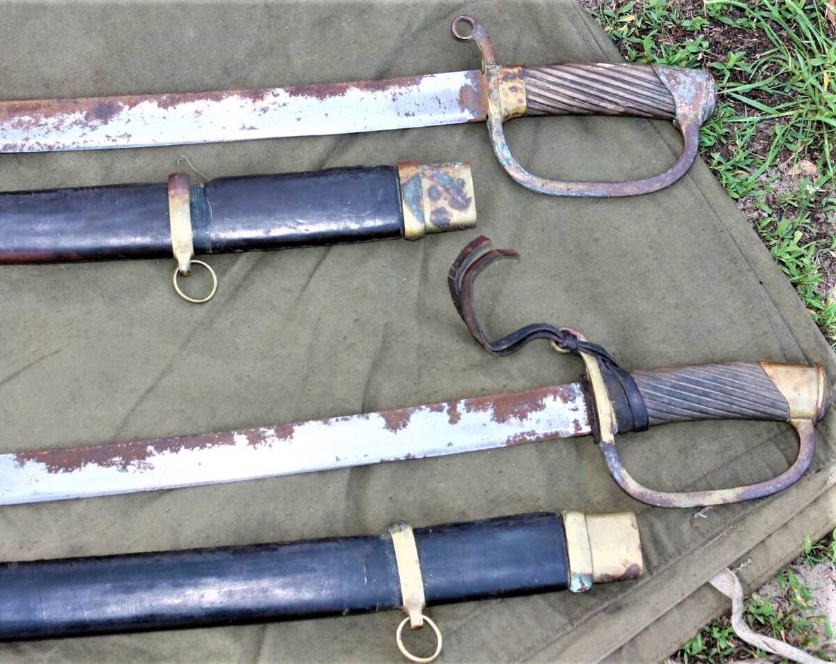 Рукояти, первая треть клинка и верхняя часть ножен найденных шашек. Источник фото: https://forums-su.com.