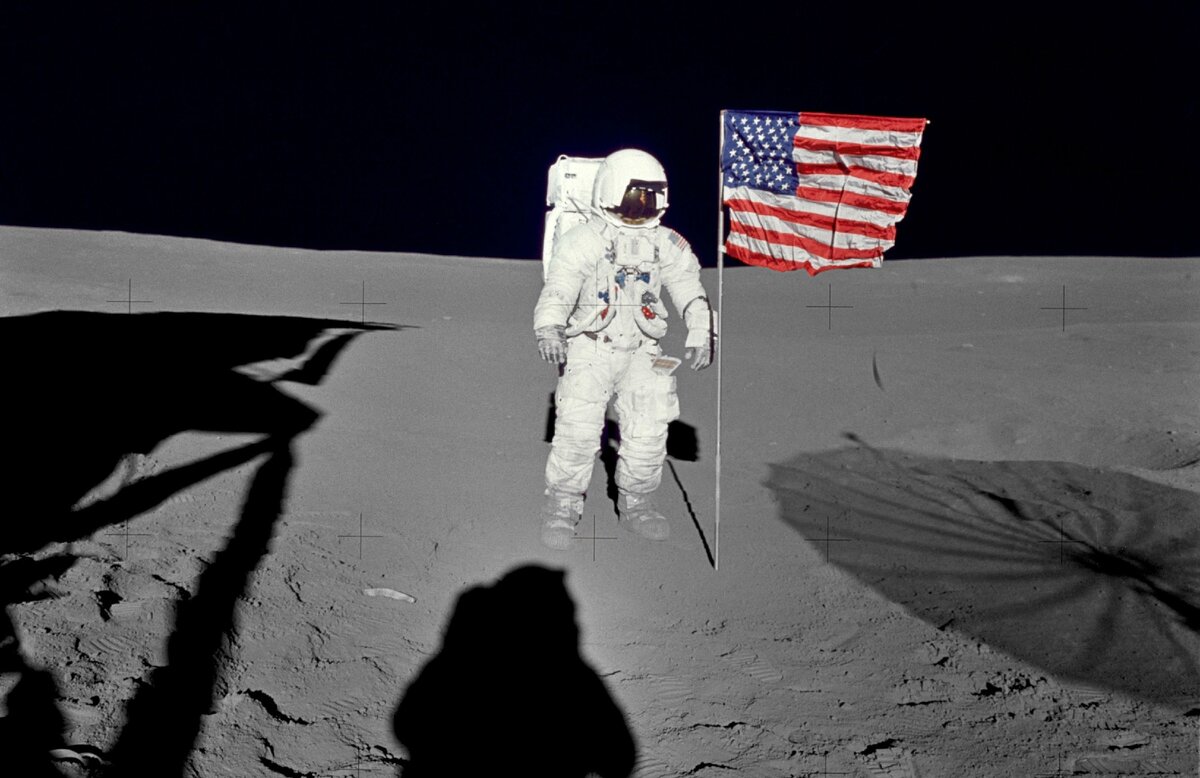 Фото флага на луне