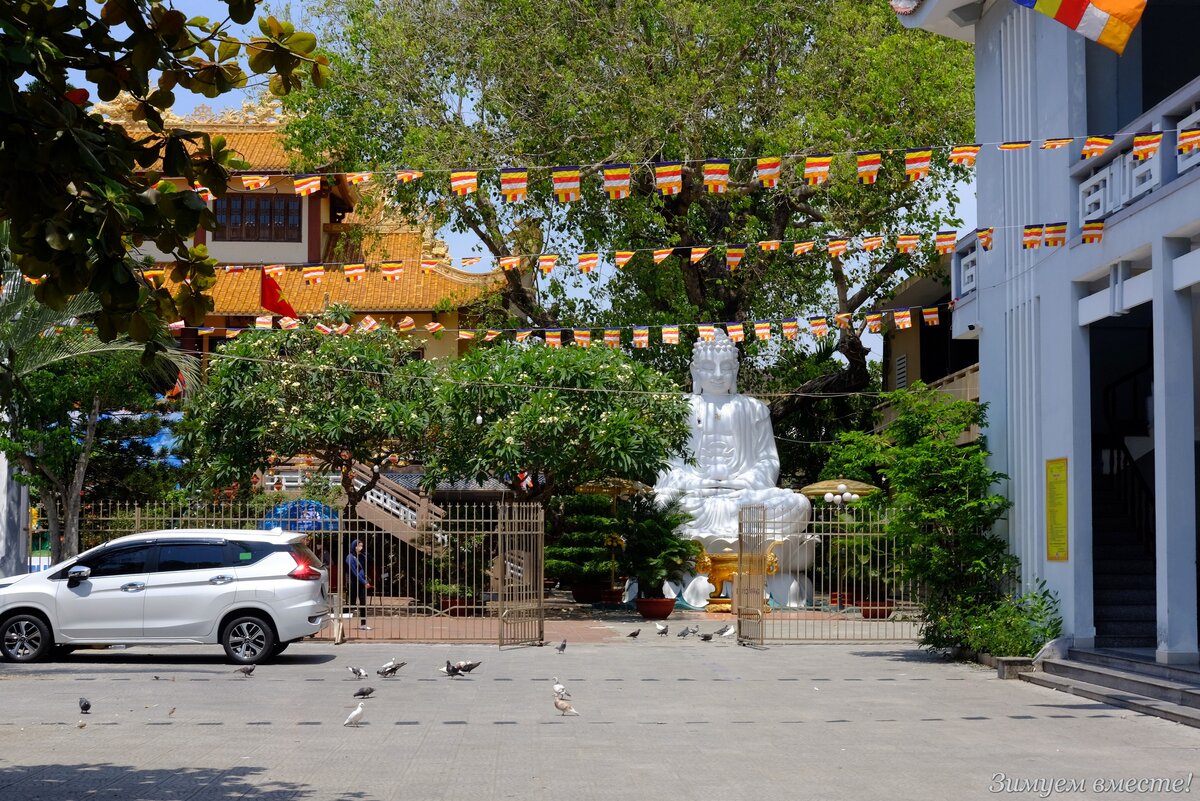 Вот так идёшь по шумной улице, повернешь голову в переулок, а там Будду видно! Заходим в этот ват и всё осматриваем. Вот под таким деревом этот Будда сидит: