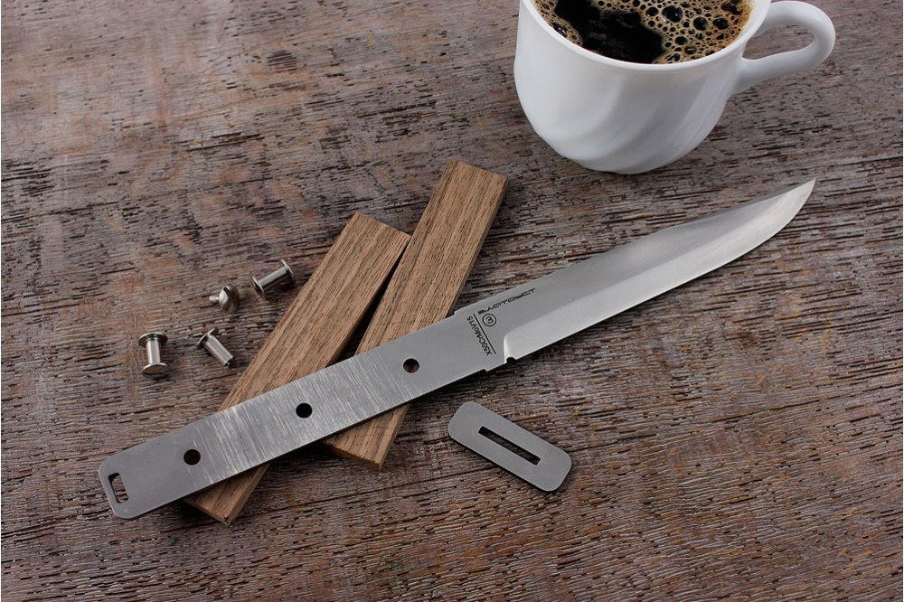 На фото: специальный набор комплектующих, из которых можно быстро и своими руками изготовить собственный нож.