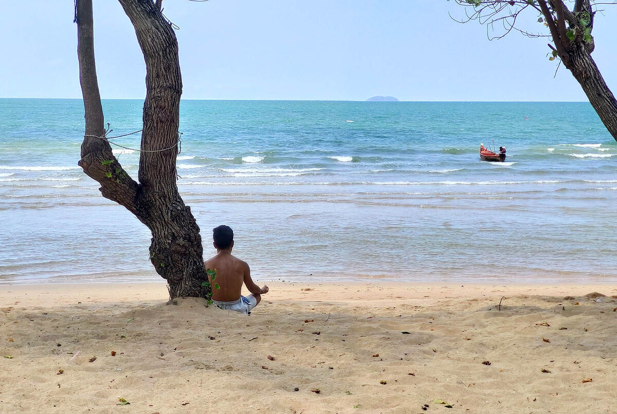 Почему закрыли пляж. В Таиланде закрыли пляжи. Дзен пляжи. Военный пляж в Паттайе. Фото русские туристы на пляже в Паттайя.