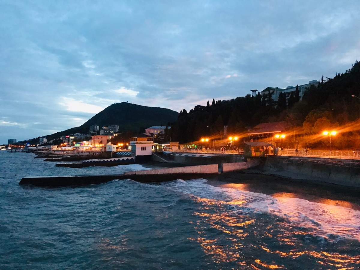 Набережная Алушты.