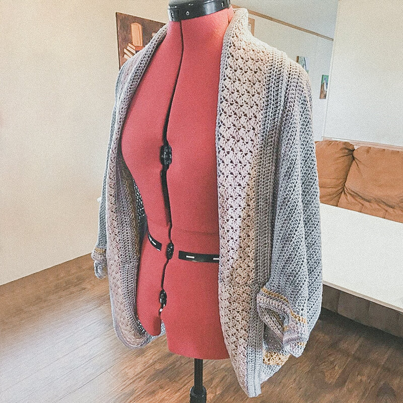 Кардиган из квадрата. Вид спереди. Фото из инстаграм