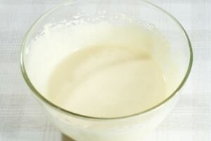     Для начала вам потребуется вместительная миска, в которую следует разбить яйца и высыпать сахар. Старательно взбиваем продукты венчиком или ложкой до тех пор, пока не получим однородную, пенную массу светлого цвета. Неплохо реализовывать этот этап приготовления, как и все последующие, под приятную и романтическую французскую музыку. Не доказанно, что это улучшит вкусовые качества печенья, но легкая улыбка на вашем лице появится гарантированно.    