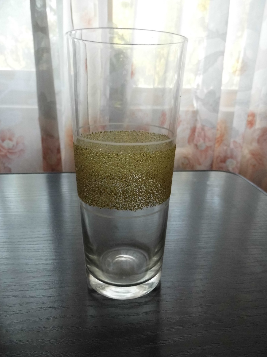 Стакан из обычного стекла, изготовлен выдуванием, украшение "насыпью".