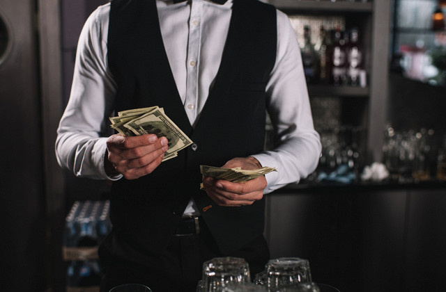 1 мая в городе заработало несколько заведений общественного питания. В ресторане Frog and the Bull клиент оставил чаевые в размере 1,3 тысячи долларов (96,2 тысячи рублей). 