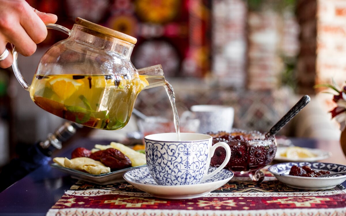 Чайные ли. Наливает чай. Чай наливает на столе. Наливают чай ароматный. Pour Tea