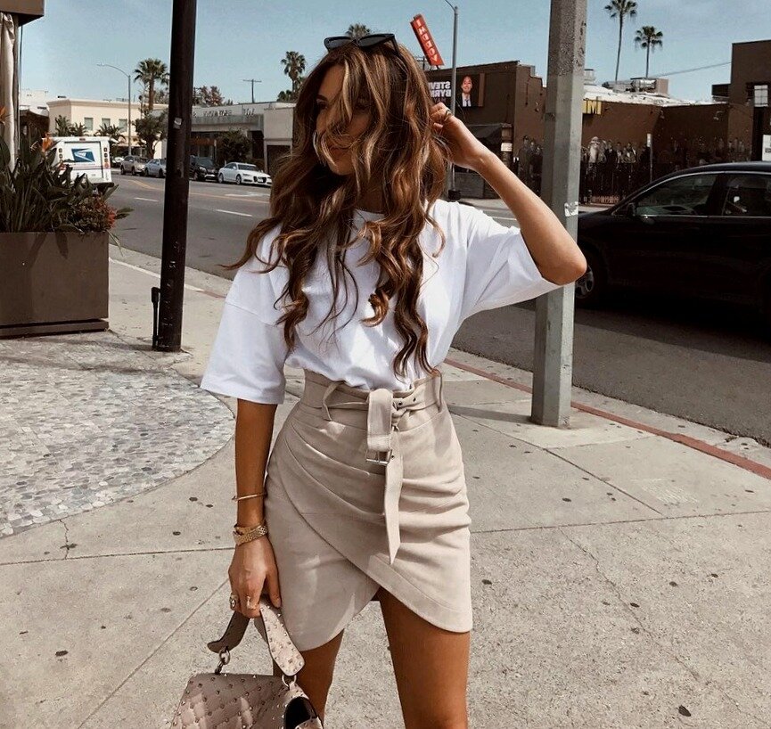 С футболкой можно создать очень женственный образ