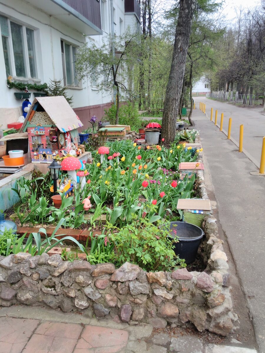 Весёленький подъезд.