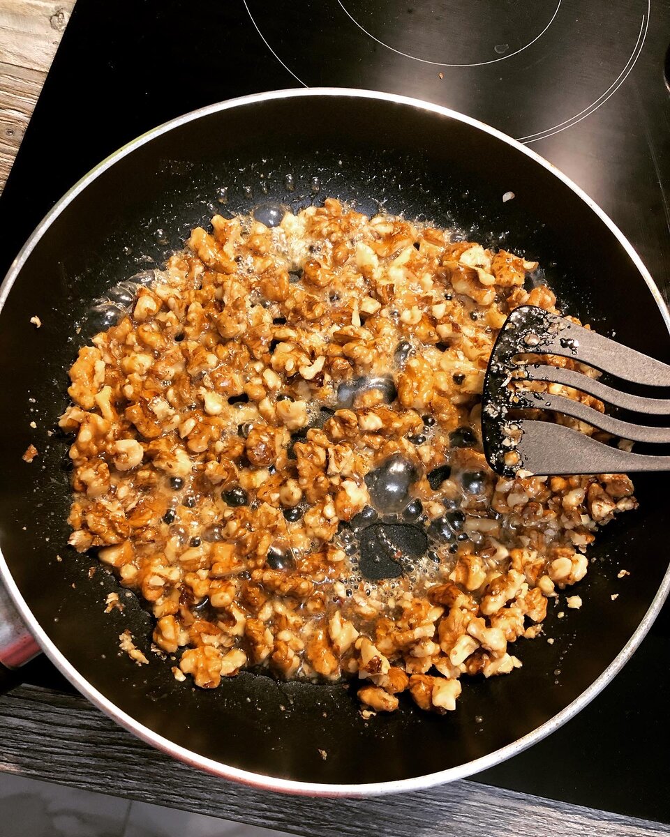 Орехи поломать руками и добавить в растопленный мёд 