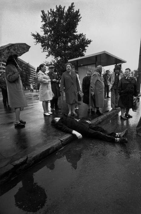 Фото №1 - "На автобусной остановке" (Алексей Якин) 1986г.