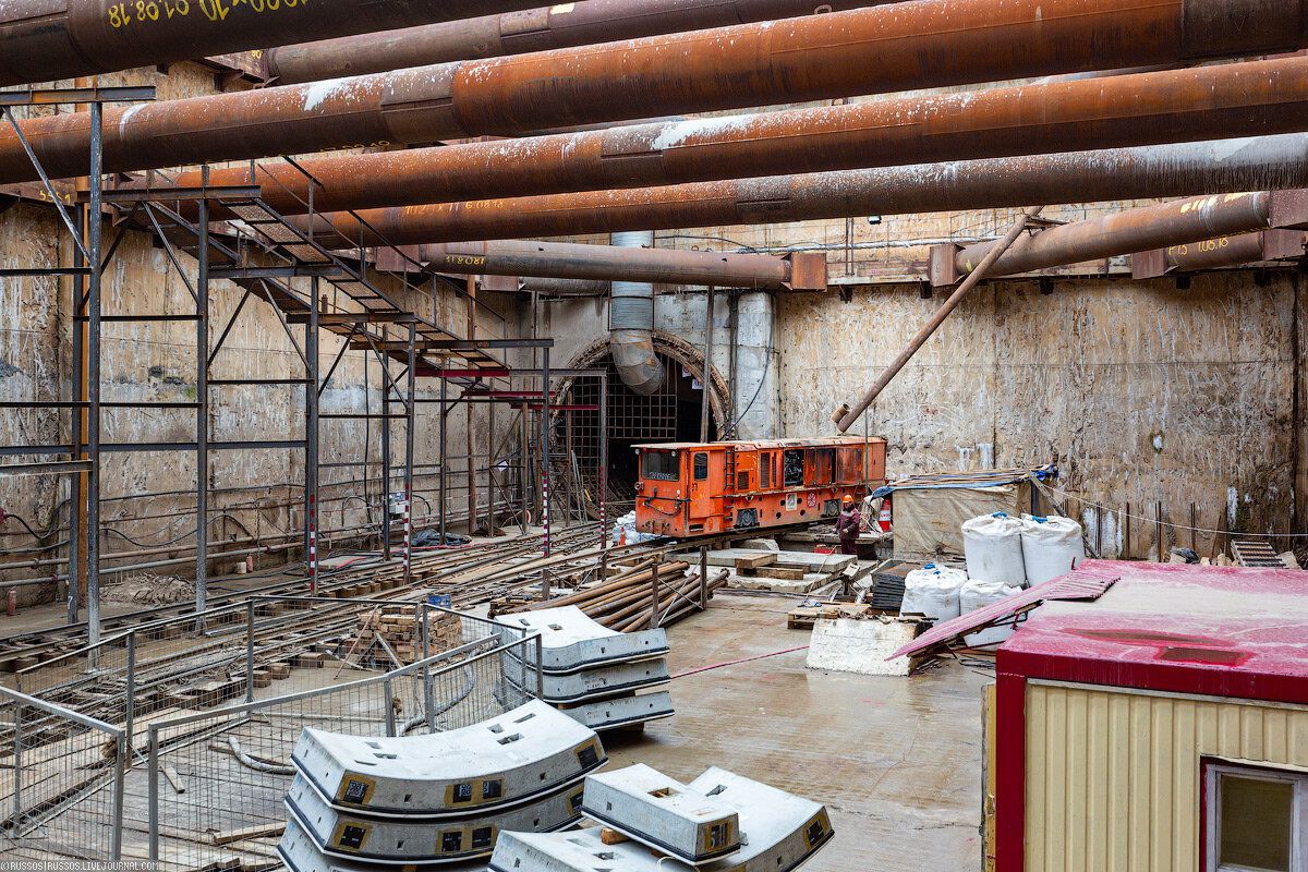 1.  Обзор начнем с ТПМК Lovat «Клавдия», которым ведется проходка левого  перегонного тоннеля от тупиков за станцией «Селигерская» в сторону  станции «Лианозово». Свою работу она начала первого июля прошлого года. 
