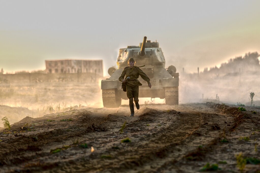 Как научить медсестру быстро бегать? Взять танк из будущего и заставить медсестру убегать от него с гранатой в руке. 