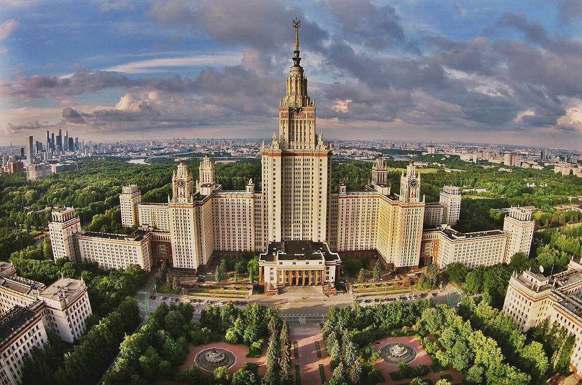 Комплекс зданий Московского государственного университета им. М.В.Ломоносова. Вид с воздуха.