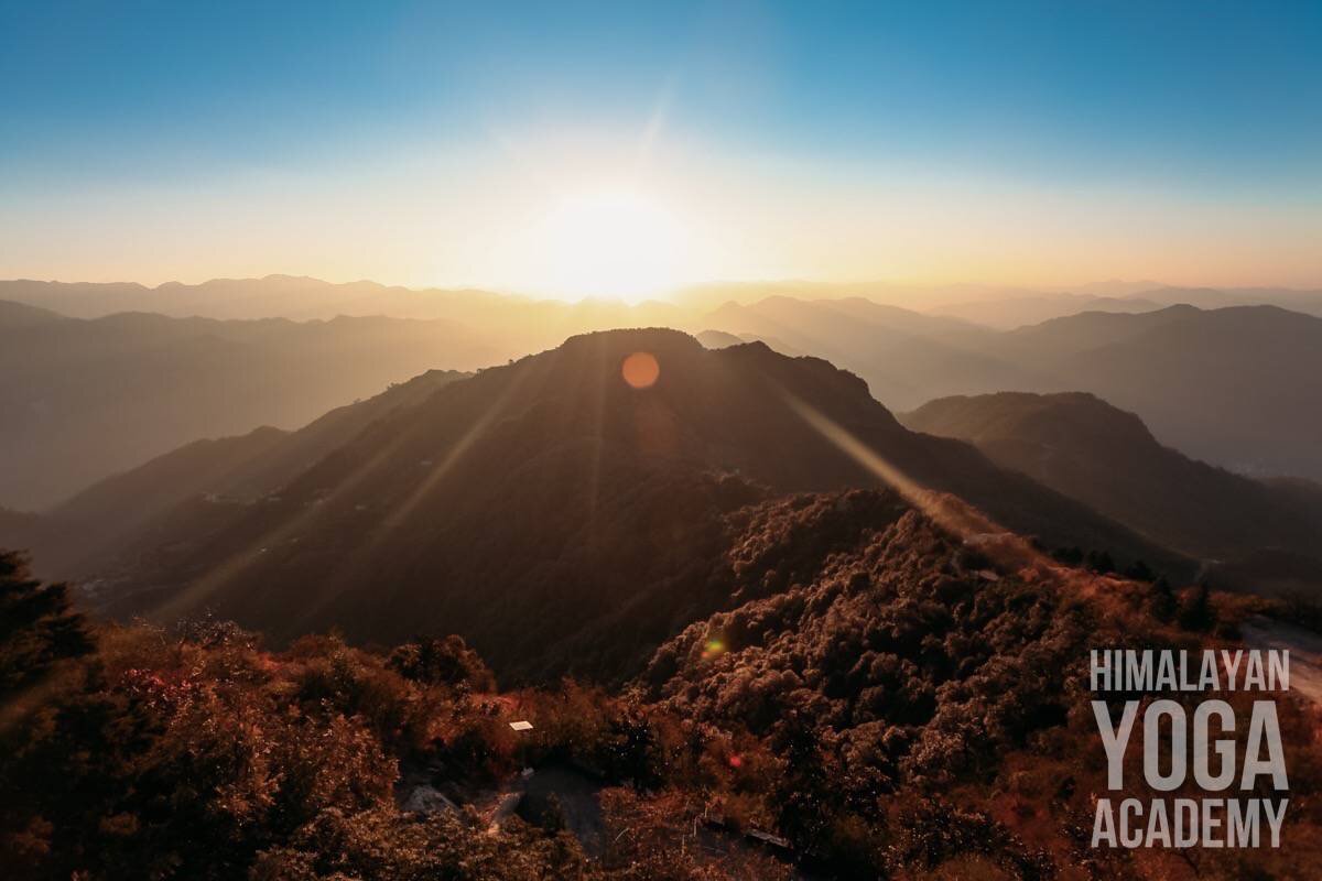Рассвет над гималайскими вершинами. Фото: Гималайская Академия Йоги (Индия).