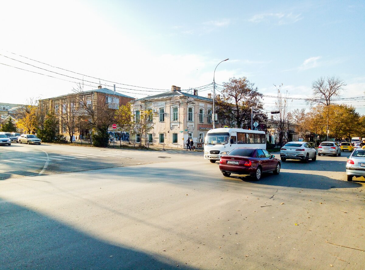 Путешествие в Таганрог. Приехали и словно попали в детство, в 90-е. Увидели  старенькие автобусы и домики советской постройки | Прекрасное рядом | Дзен