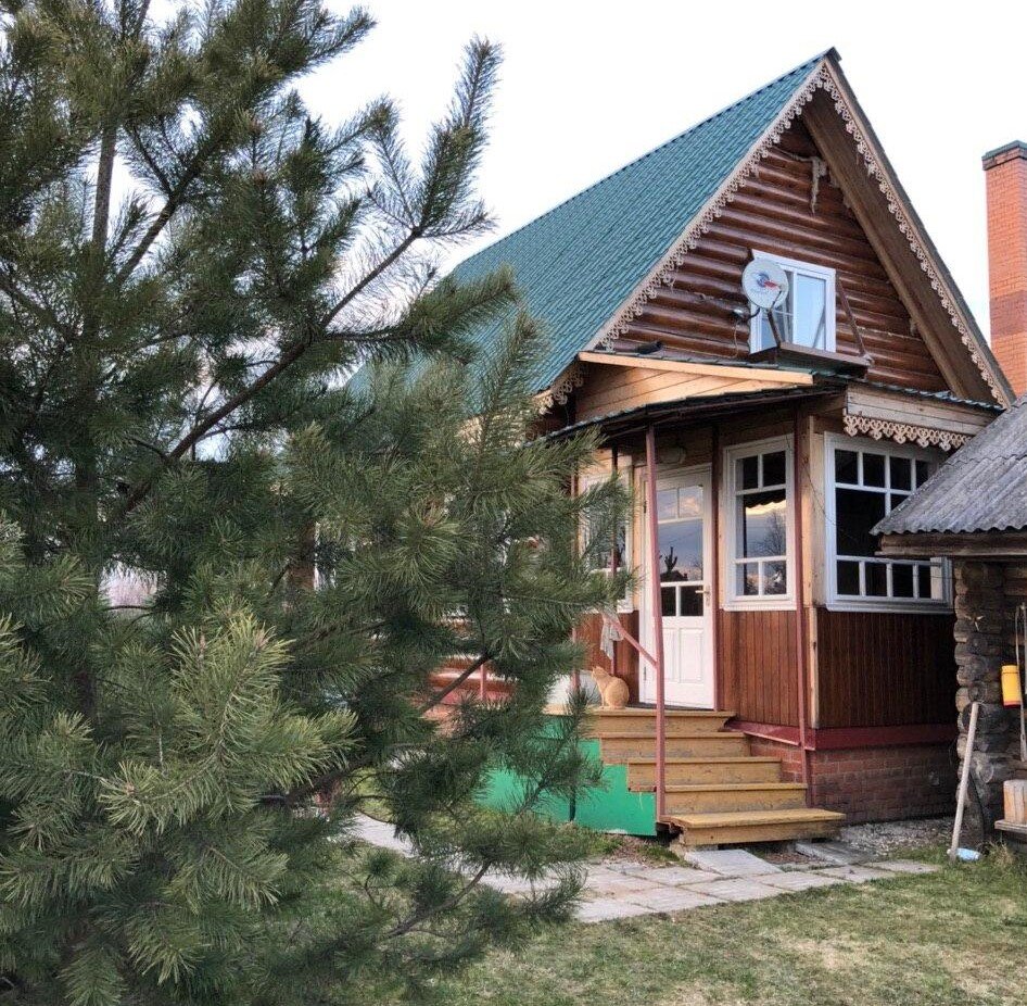 Дом в селе под Угличем. Кайфуют по полной программе. Семья большая, места хватает всем