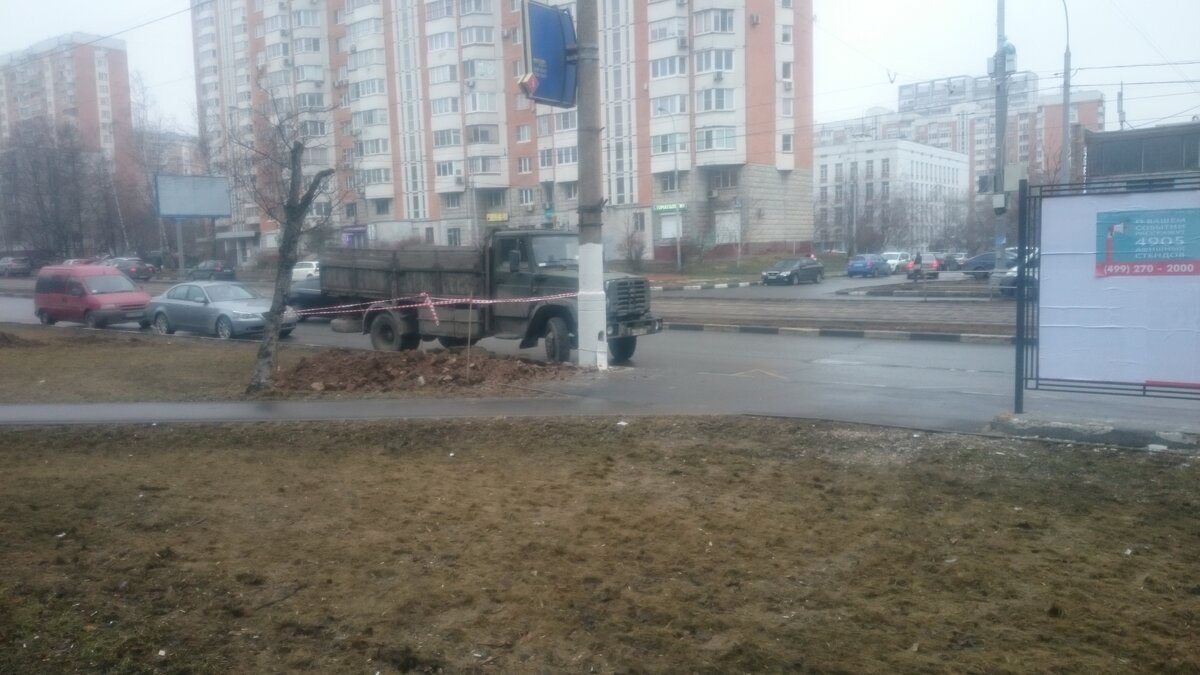 2. Зил-43 что-такое, вот почему бы не подойти и нормально сфотографировать? А на заднем плане редкий в наших краях Citroën Jumpy или Peugeot Expert первого поколения (1994-2006). Ну или это Fiat Scudo, но в наших краях я таких не видел