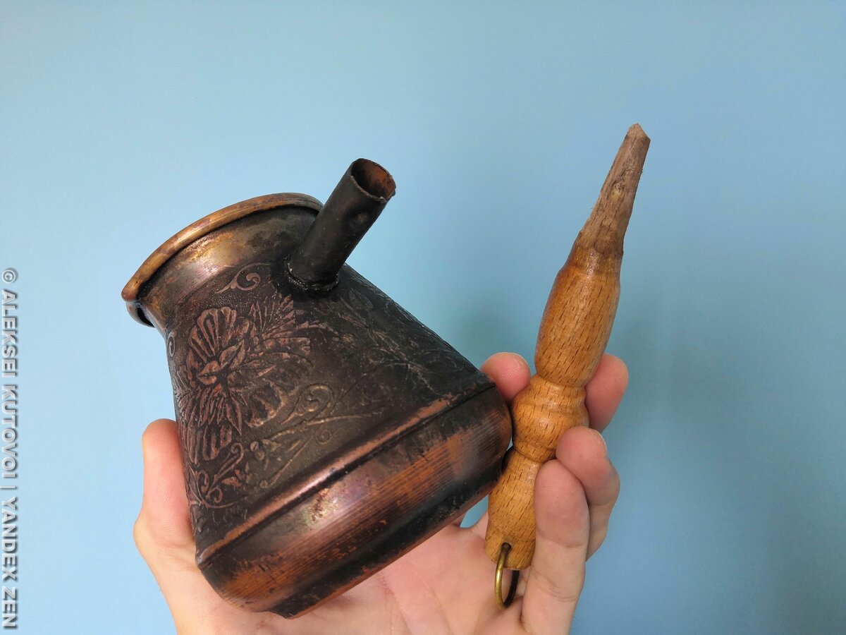 Пятна на медной джезве. Турка для кофе медная с металлической ручкой. Медные изделия. Как почистить медную турку. Медь и нашатырь.