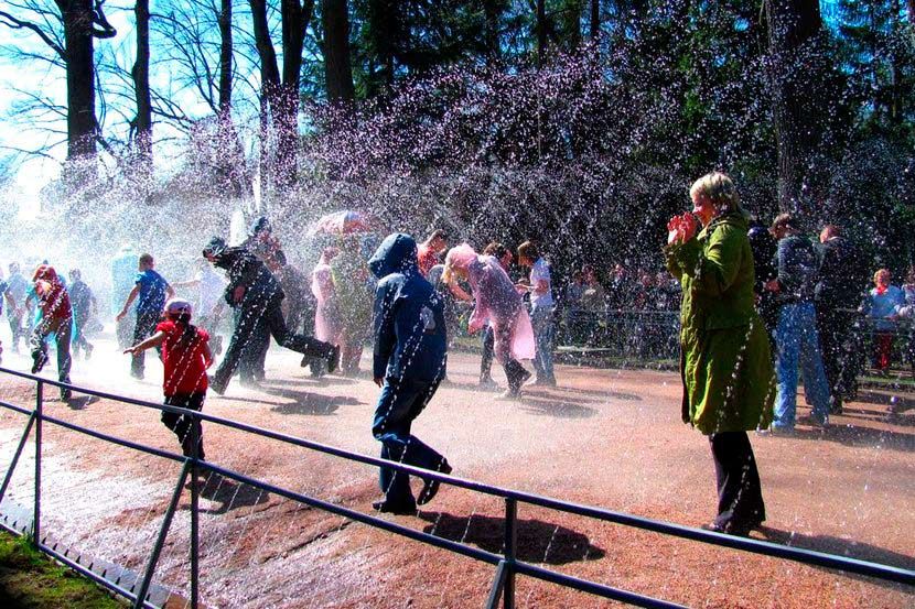 Водяная дорога. Фонтаны Петергофа фонтаны-шутихи. Петродворец фонтан шутиха. Петергоф Нижний парк шутихи. Фонтан шутиха водяная дорога в Петергофе