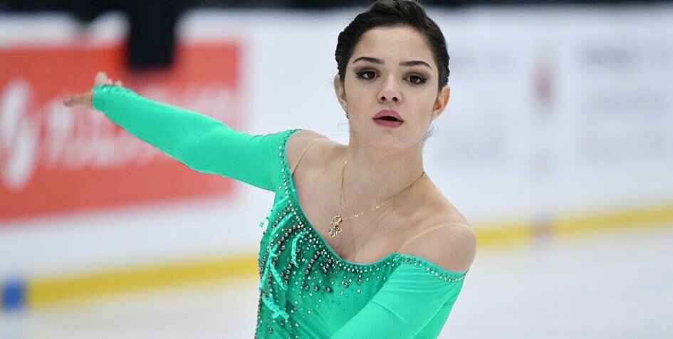 Не думаю, что многие помнят это платье Жени из сезона 18-19. Костюм был не зелёным, а ярко-розовым.