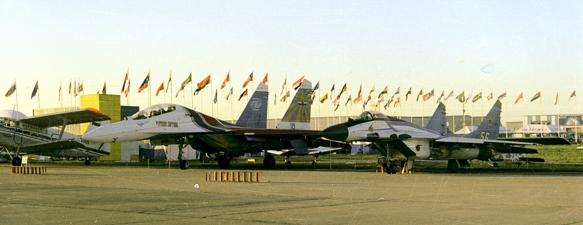 "Стриж" и "Витязь". "Стриж" в старой окраске. Гаргрот, спинка, МиГ-29 б/н 56 окрашена в красный цвет; таких самолетов было, кажется,два. На остальных МиГ-29 АГВП "Стрижи" гаргроты были черными.