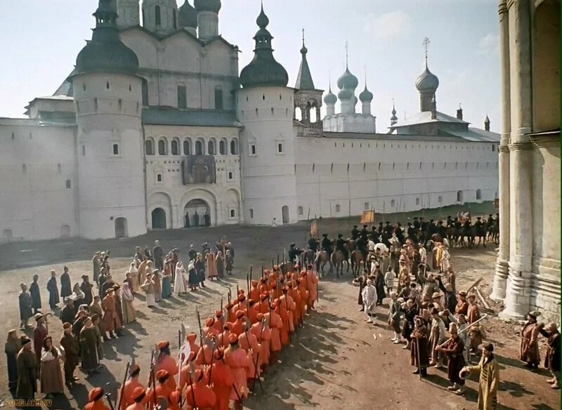 Ростовский кремль в роли московского в фильме "Иван Васильевич меняет профессию"