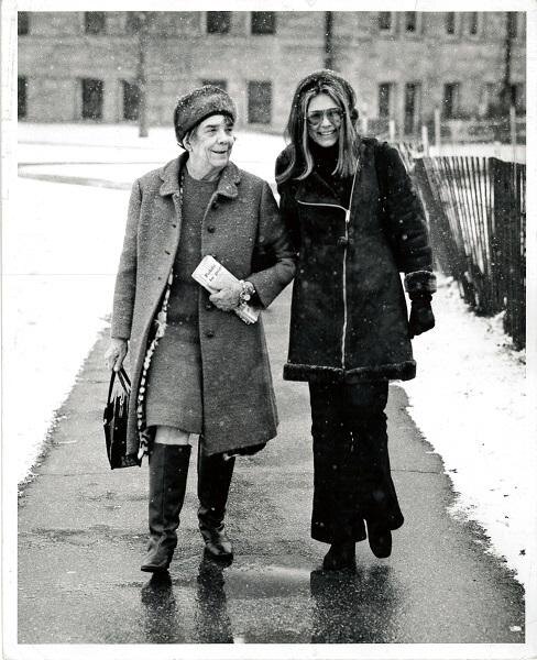 Глория Стайнем с матерью, Рут Наневиллер. Источник: Courtesy of the Oberlin College Archives