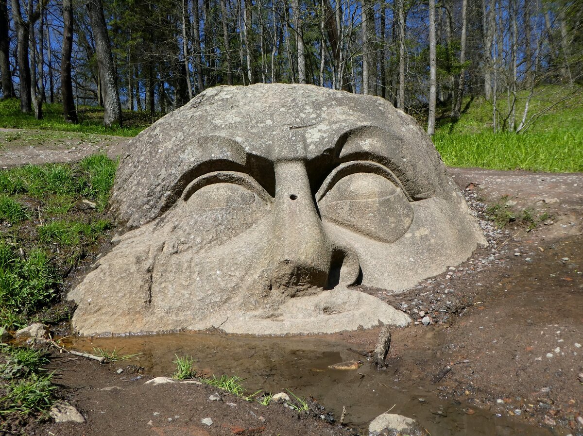 каменная голова в парке сергиевка дореволюционные