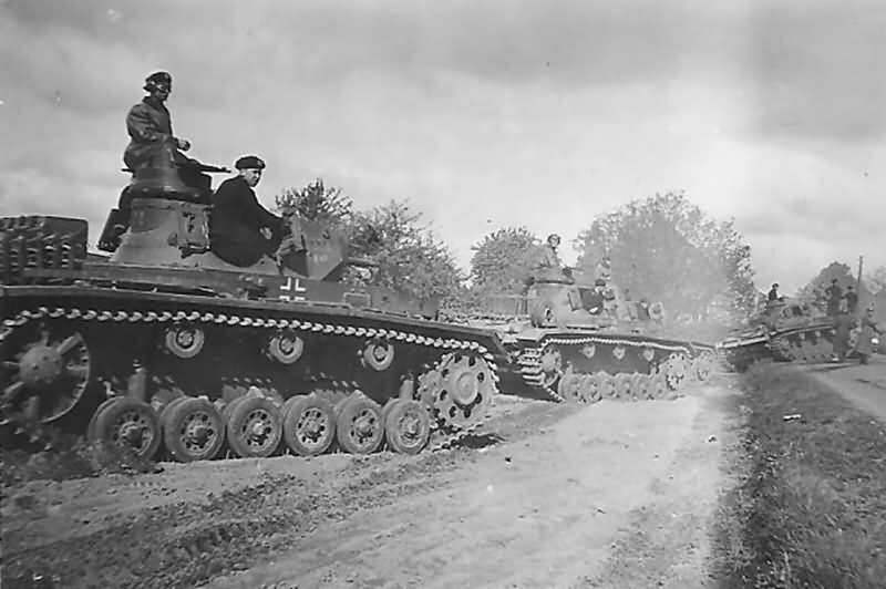 1941 вермахт группы армий. Немецкие танки 1941. Танковые дивизии вермахта 1941. 1 Танковая дивизия вермахта 1941. PZ III 1941.