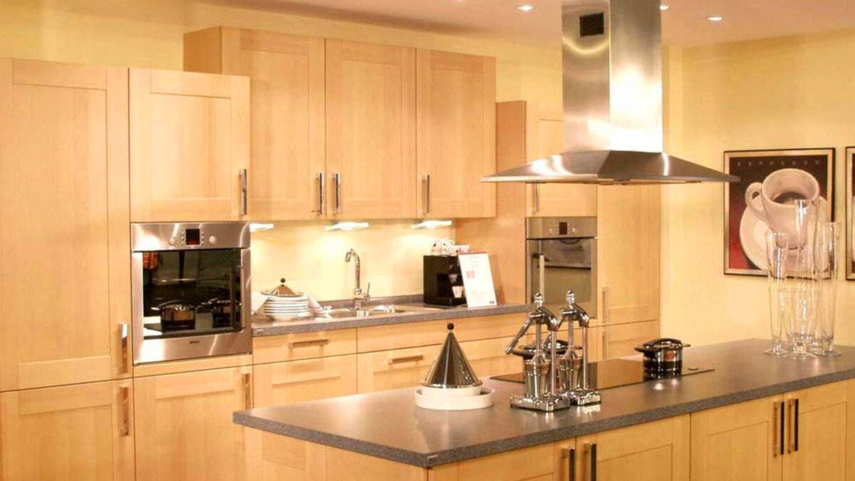 Линейная планировка современной кухни с островом.